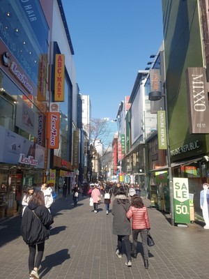 지난달 서울 명동 중앙로를 걷고 있는 시민들.