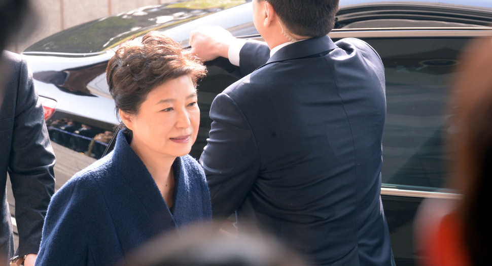 박근혜 전 대통령이 21일 서울중앙지검 소환에 응해 청사에 들어서고 있다. 사진공동취재단