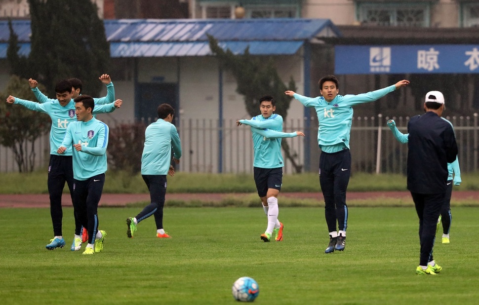 구자철(오른쪽) 등 한국 축구대표팀 선수들이 21일 중국 창사 후난시민운동장에서 훈련에 앞서 몸을 풀고 있다. 창사/연합뉴스