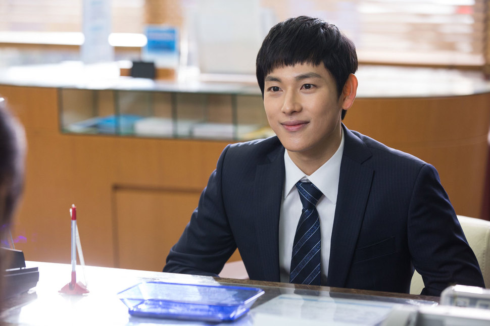 영화 <원라인>의 한 장면. ‘민대리’라는 이름으로 대출 사기단의 샛별로 떠오른 주인공이 은행 창구에서 사기 대출을 시도하고 있다.