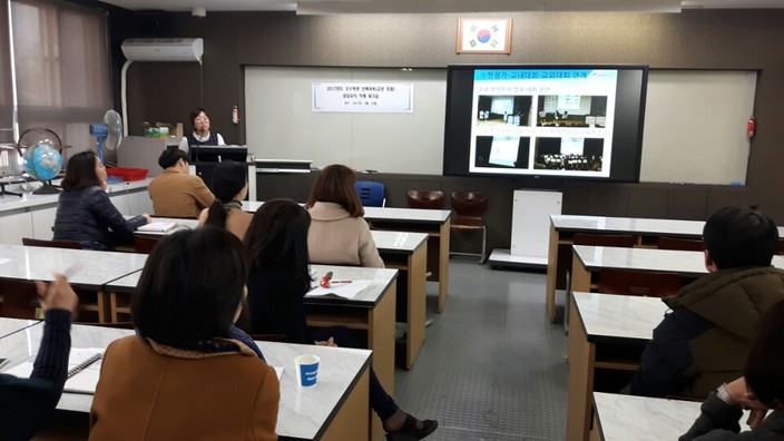 지난 3월10일 인천신현고는 올해 새로 전입한 교사를 대상으로 ‘2017학년도 소수학생 선택과목 담당교사 워크샵’을 개최했다. 동료교사가 소수 교양과목을 다채롭게 운영한 사례를 발표하고, 전입 교사가 이를 경청하는 모습.