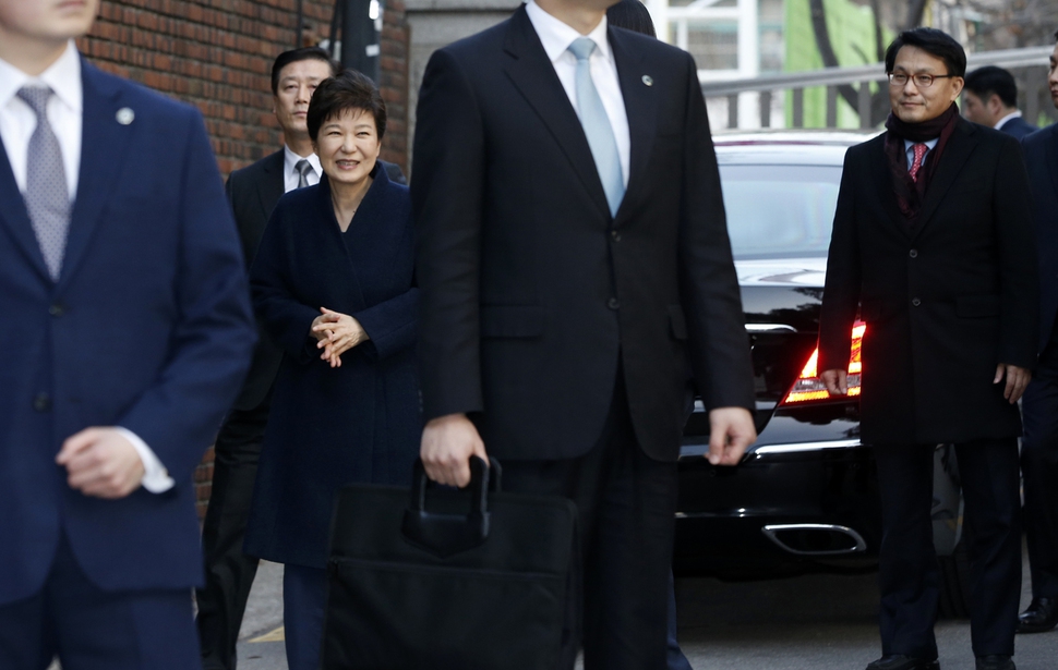 검찰에 출석해 조사를 받은 박근혜 전 대통령이 22일 아침 서울 강남구 삼성동 집으로 돌아와 마중나온 최경환, 윤상현 의원과 지지자들을 보고 밝은 표정으로 웃고 있다. 김명진 기자 littleprince@hani.co.kr