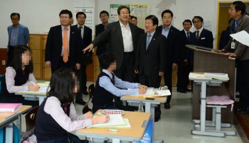 지난해 10월 탈북자 수용교육시설인 경기도 안성시 삼죽면 하나원에서 열린 국정감사에 참석한 국회 외통위 의원들이 교육시설을 둘러보고 있다. 국회사진기자단