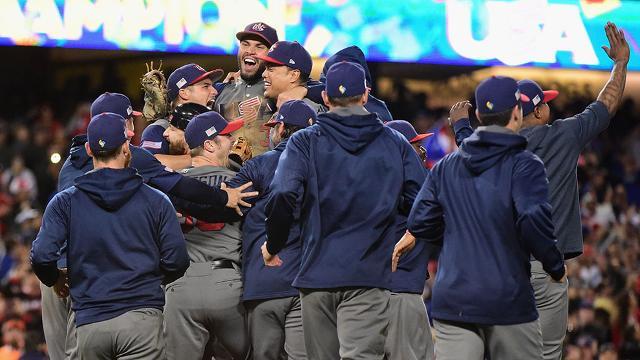 2017 세계야구클래식(WBC)에서 우승을 차지한 ‘야구종가’ 미국야구대표팀이 챔피언 자리에 오른 직후 기뻐하는 모습. WBC 공식누리집 갈무리