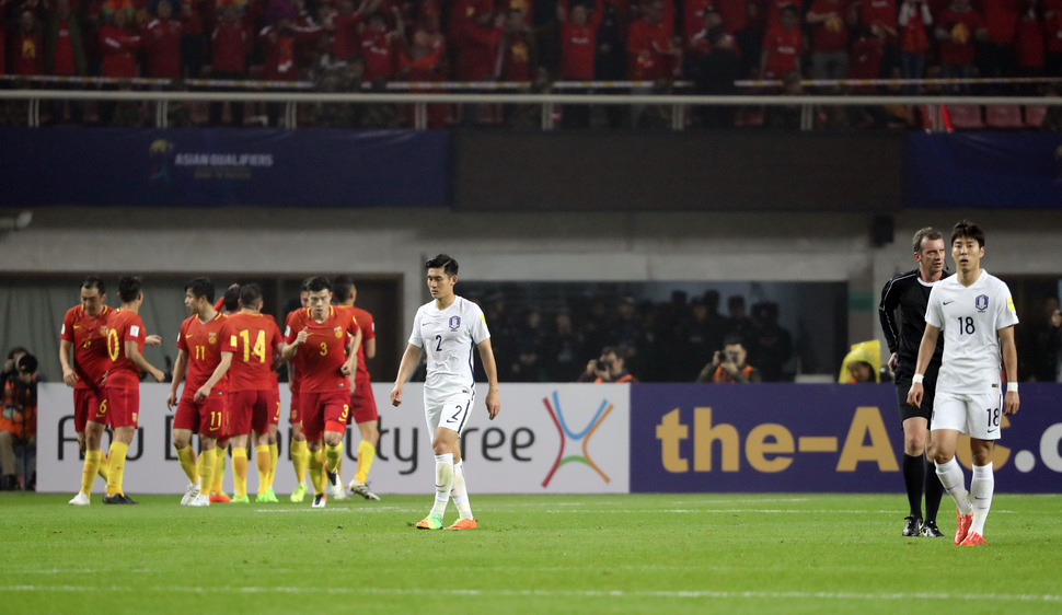 23일 중국 후난성 허룽스타디움에서 열린 2018 러시아월드컵축구 아시아 지역 최종예선 6차예선 A조 한국과 중국의 경기에서 선취골을 내준 한국 선수들이 허탈해 하고 있다. 2017.3.23 연합뉴스