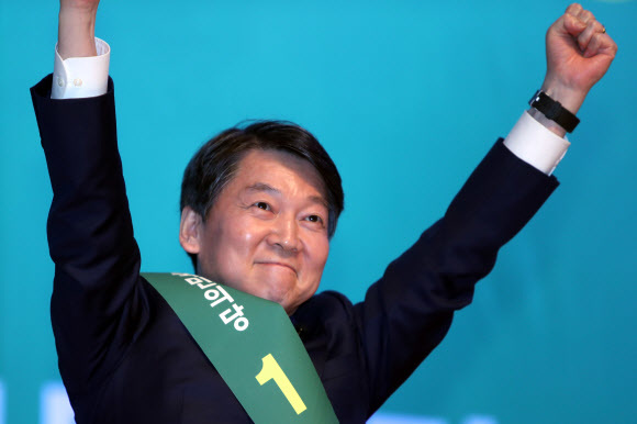 국민의당 대선주자인 안철수 후보가 25일 오후 광주 김대중컨벤션센터에서 열린 국민의당 대선 후보 선출을 위한 광주·전남·제주 지역 현장투표 합동연설회에서 정견을 밝힌 뒤 양팔을 치켜들고 있다. 안 후보는 이날 광주·전남·제주에서 진행된 첫 경선에서 손학규·박주선 후보를 누르고 승리를 거뒀다.