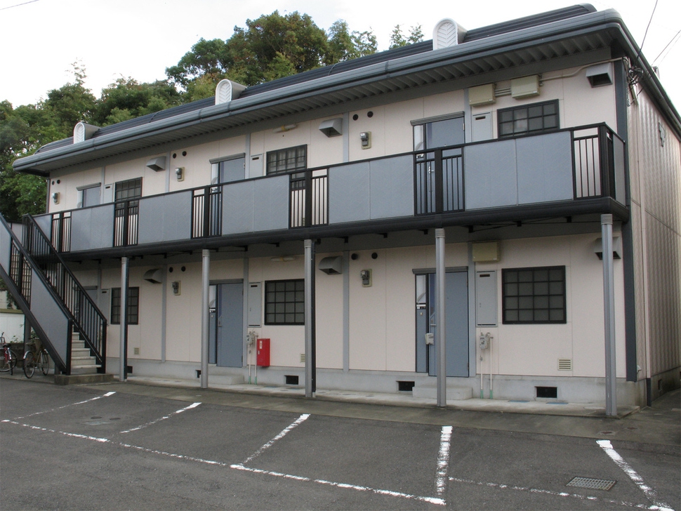 일본에서 아파트라고 부르는 공동주택의 모습. 한국과는 달리 비교적 저렴한 공동주택을 말하며, 목조나 경량 철골 구조로 된 겨우가 많다. 최근 일본 일부 지역에서는 아파트 건축 붐이 일고 있다. 사진 위키피디아