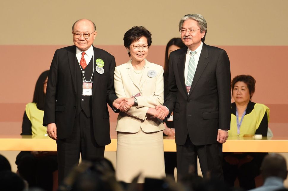 26일 선거위원회 간접선거에서 홍콩 행정장관으로 당선된 친중 성향의 캐리 람 후보(가운데)가 존 창 전 재무사장(오른쪽), 우