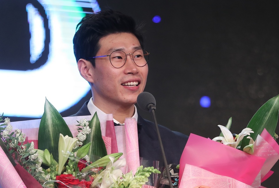 안양 케이지시(KGC)인삼공사 오세근이 27일 서울 한남동 그랜드 하얏트 호텔에서 열린 2016-2017 프로농구 시상식에서 최우수선수상 수상 소감을 말하고 있다.  연합뉴스