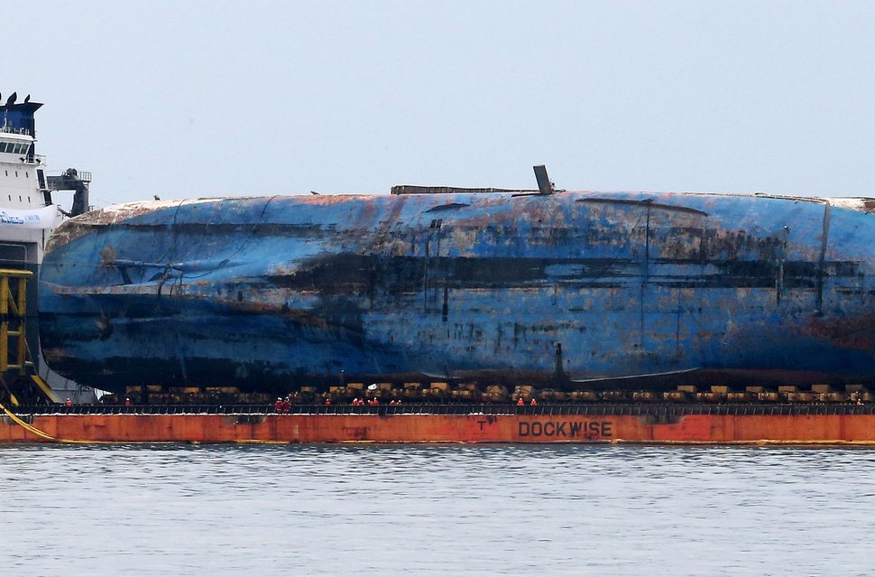 왼쪽으로 누운 세월호가 전남 진도군 사고 해역 인근에 있는 반잠수식 선박 화이트마린호 위에 놓여져 있는 모습. 진도/박종식 기자 anaki@hani.co.kr