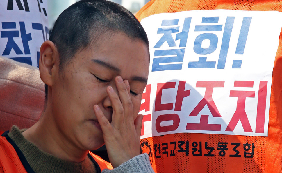 지난 2016년 3월 전국교직원노동조합 전임자들이 서울 세종로 정부서울청사 앞에서 정부의 법외노조 후속조치에 항의하며 ‘부당 후속조치 철회’와 ‘참교육 전교조 사수’ 등을 촉구하며 삭발식을 하고 있다. 이정용 선임기자 lee312@hani.co.kr