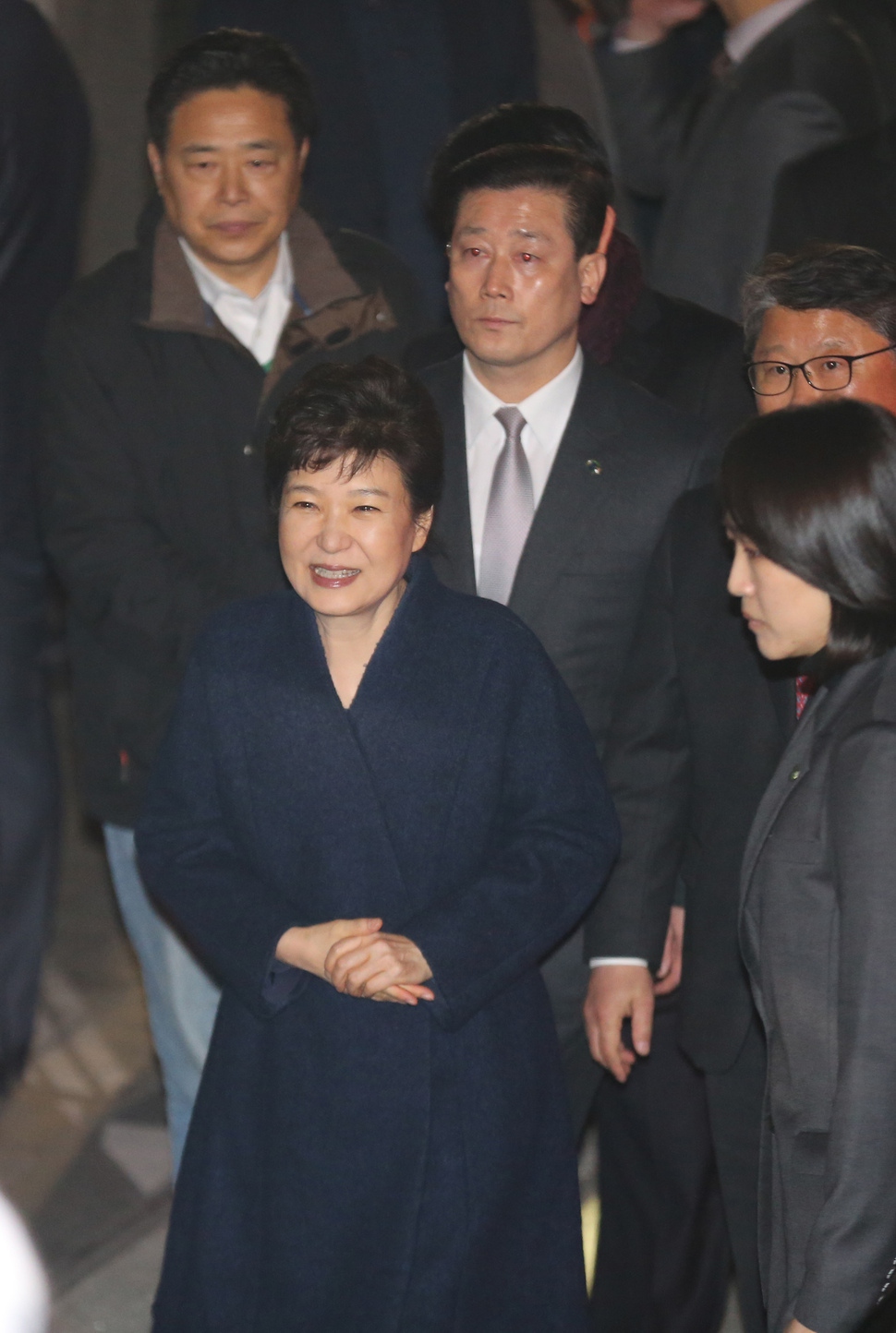 박근혜 전 대통령이 지난 3월12일 삼성동 자택 앞에 모인 지지자들을 향해 미소를 보내고 있다.   김경호 선임기자 jijae@hani.co.kr