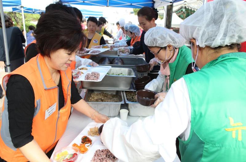 서울 종로구는 케이티(KT)희망나눔재단과 함께 광화문집회의 숨은 공신인 환경미화공무원에게 따뜻한 밥 한 끼를 대접한다. 종로구 제공