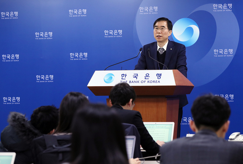 정규일 한은 경제통계국장이 28일 오전 서울 중구 한국은행에서 가진 기자설명회에서 '2015년 국민계정 확정 및 2016년 국민계정 잠정'을 발표하고 있다. 연합뉴스.
