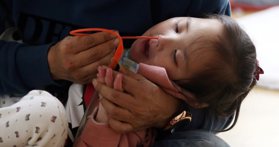 유진이 아빠 이씨가 22일 수요일 오후 전북 군산의 이모 아파트에서 흡입기를 이용해 콧물과 가래를 제거하고 있다.군산/김경호 선임기자 jijae@hani.co.kr