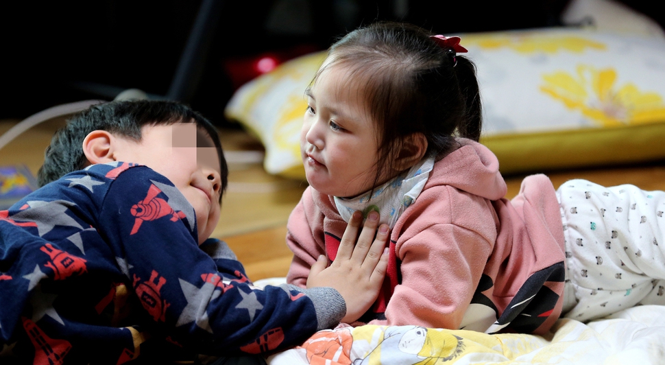 뇌병변장애를 앓는 이유진(가명·오른쪽)양이 22일 수요일 오후 전북 군산의 이모 아파트에서 오빠와 함께 시간을 보내고 있다.군산/김경호 선임기자 jijae@hani.co.kr