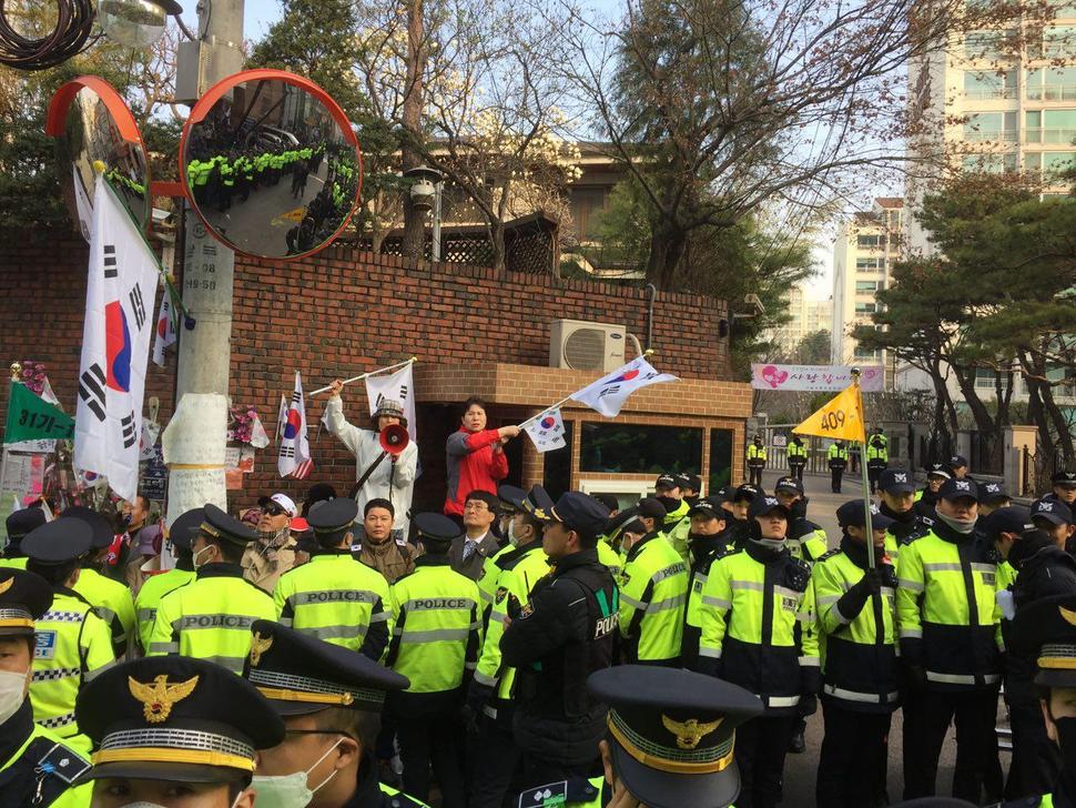 30일 서울 강남구 삼성동 박근혜 전 대통령 자택 앞에서 확성기를 들고 “대통령님을 못 보내드린다”고 외치고 있다. 김규남 기자