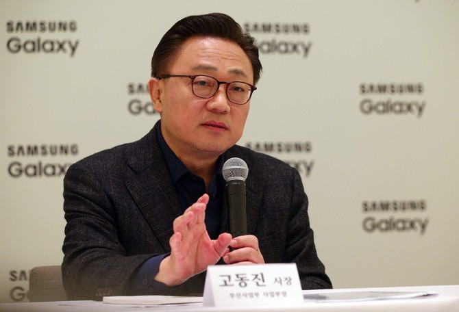 고동진 삼성전자 무선사업부장(사장)이 지난 27일 미국 뉴욕 하얏트호텔에서 열린 갤럭시S8 공개 기자간담회에서 질문에 답하고 있다. 삼성전자 제공