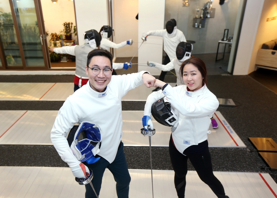 스포츠 의류 업체 룰루레몬 직원 박인호(27·왼쪽)씨와 박정인(35·오른쪽)씨가 20일 서울 한남동 ‘최병철 펜싱클럽’에서 경기를 마친 뒤 활짝 웃고 있다. 박미향 기자 mh@hani.co.kr