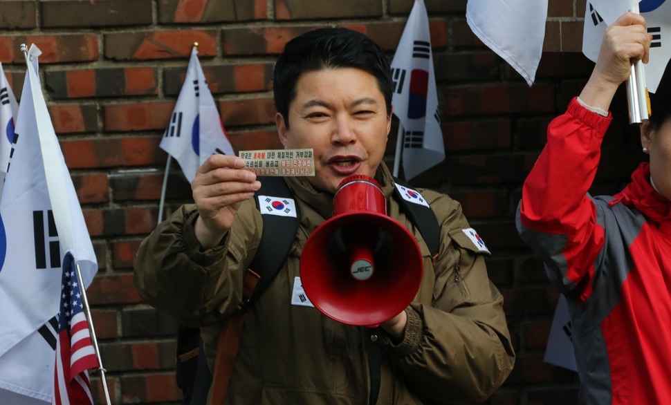 박근혜 전 대통령의 제부 신동욱씨가 30일 오전 서울 삼성동 박 전 대통령의 자택 앞에서 삐라를 발견했다며 들어 보이고 있다. 박종식 기자 anaki@hani.co.kr