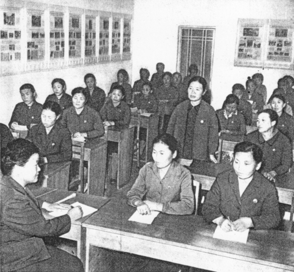 1970년대 후반 당시 안주견직공장과 평양시 중구피복공장의 ‘공장대학생’ 및 여성 노동자들의 생활총화 모습. 북한 정권은 각계각층에 조직을 만들어 이데올로기를 선전하고 학습시켰다. 앨피 제공