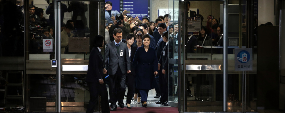 구속 전 피의자 심문을 마친 박근혜 전 대통령이 30일 저녁 대기 장소인 서울중앙지검으로 가기 위해 서울 서초동 서울지방법원을 나서고 있다.  김태형 기자 xogud555@hani.co.kr