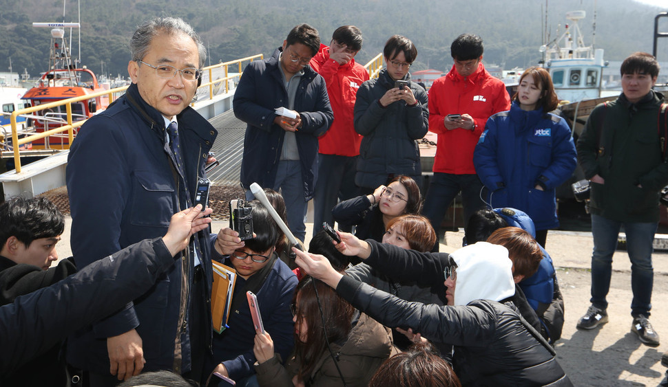 김창준 세월호 선체조사위원회 위원장이 30일 오후 전남 진도 서망항에서 세월호를 목포신항으로 옮기기 위한 준비 작업 현장에 가 세월호를 보고 온 뒤 기자들에게 내용을 설명하고 있다. 진도/김정효 기자 hyopd@hani.co.kr