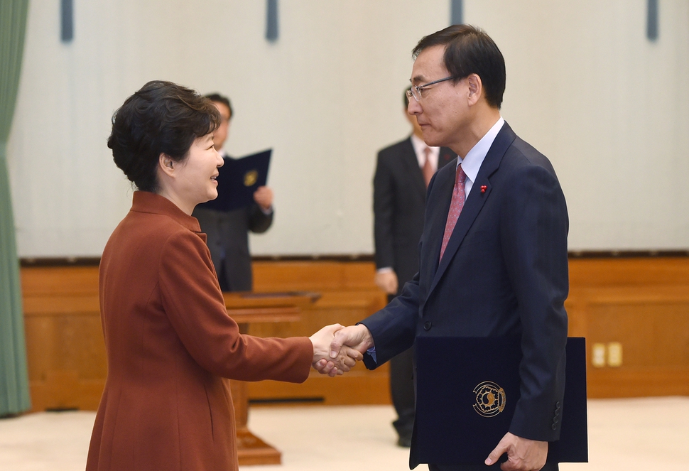 박근혜 전 대통령이 지난 2015년 12월10일 청와대에서 열린 '신임 장차관급 임명장' 수여식에서 김수남 검찰총장에게 임명장을 주고 있다. 청와대사진기자단