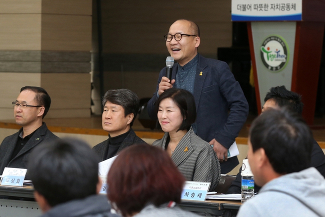 강위원 이사(마이크 든 이)가 지난 22일 낮 광주광역시 광산구청 대회의실에서 열린 ‘2017년 볍씨 한톨 공모사업 1차 심사'를 앞두고 인사말을 하고 있다.  광주/강재훈 선임기자 khan@hani.co.kr