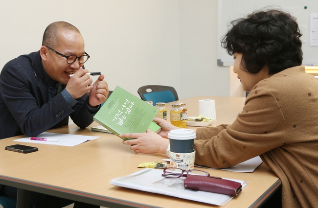 강위원 이사(왼쪽)가 재단 사무실에서 이진순씨와 인터뷰를 하고 있다.  광주/강재훈 선임기자 khan@hani.co.kr