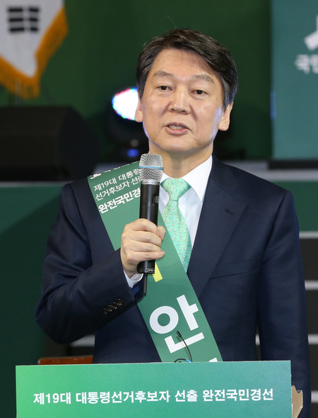 안철수 전 대표가 26일 오후 전북 전주시 덕진구 전주실내체육관에서 열린 국민의당 제19대 대통령선거 후보자 순회 경선에 앞서 기자간담회를 하고 있다. 전주/강창광 기자 chang@hani.co.kr