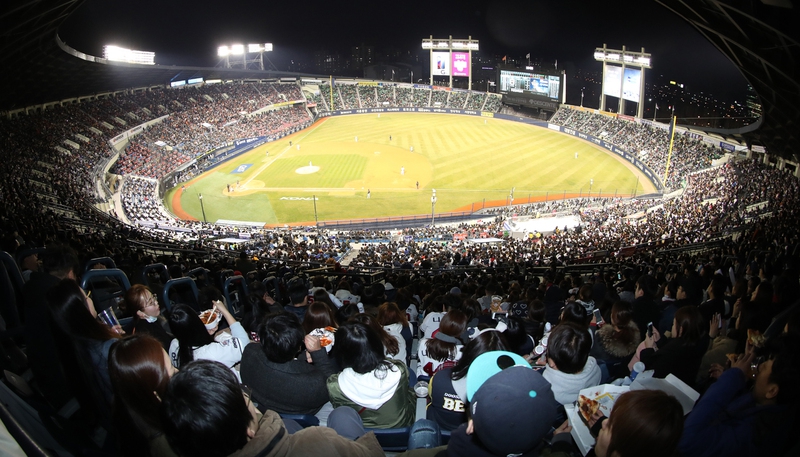 31일 서울 잠실야구장에서 열린 2017 케이비오(KBO)리그 공식 개막전 한화와 두산의 경기에서 2만1000여명의 관중들이 응원하고 있다. 연합뉴스