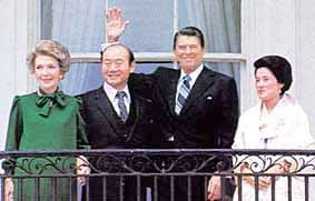 미국 방문에 나선 당시 전두환 대통령 부부가 1981년 2월2일(현지시각) 로널드 레이건 미국 대통령 부부와 백악관 발코니에 나란히 서서 손을 흔들고 있는 모습. <한겨레> 자료사진