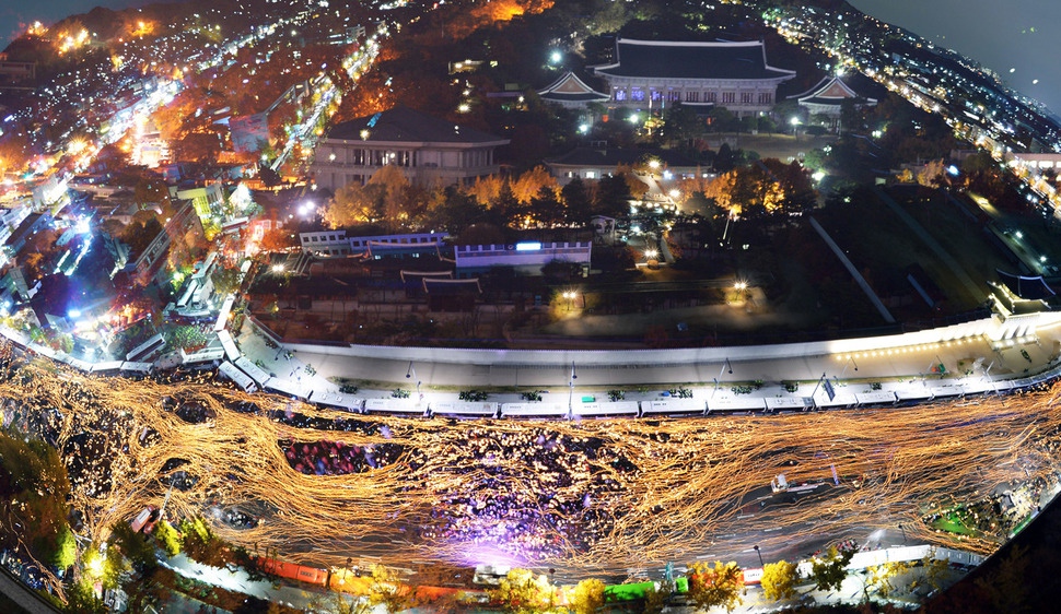 한국당 “29일 촛불집회 못하게 해달라” 효력정지 신청…법원 기각
