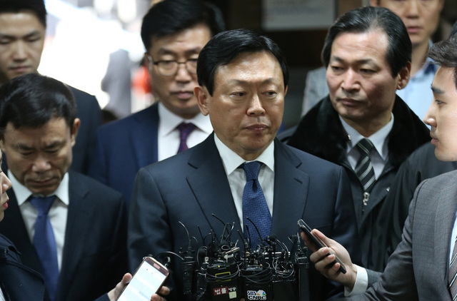 배임 등의 혐의로 불구속 기소된 신동빈 롯데그룹 회장이 지난달 27일 재판을 받기 위해 서울중앙지방법원으로 들어가고 있다. 김태형 기자 xogud555@hani.co.kr
