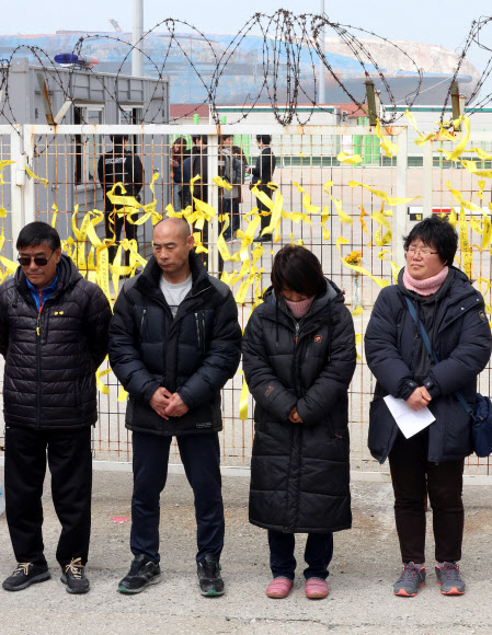 1일 오전 세월호가 정박해 있는 목포 신항에서 세월호 미수습자 가족들이 기자회견을 하고 있다. 공동취재사진