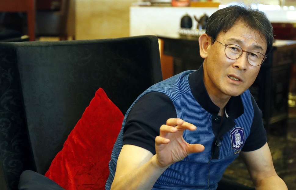 2018 여자아시안컵 예선전을 앞둔 한국 여자축구대표팀 윤덕여 감독이 2일 중국 베이징 호텔에서 취재진과 휴식시간을 갖고 있다. 베이징/연합뉴스