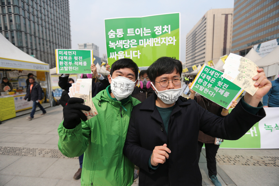 28일 오후 서울 광화문광장에서 녹색당 당원들이 미세먼지를 줄이기 위한 노후경유차 폐지를 어렵게 하고 있는 환경부와 자동차환경협회의 관계를 풍자하는 거리행위극을 하고 있다. 김태형 기자 xogud555@hani.co.kr