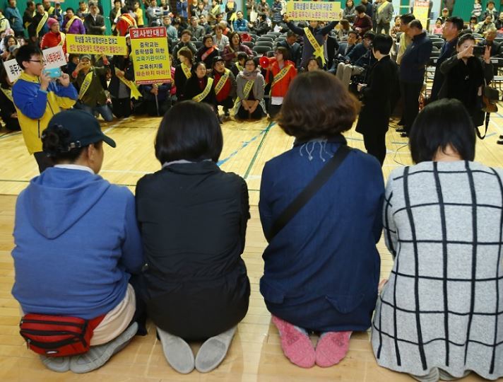 2015년 11월 서울 동대문구 성일중학교에서 특수교육시설 '서울커리어월드' 설립을 반대하는 지역주민들에게 장애인 학부모들이 눈물로 호소하고 있다. 사진 연합뉴스