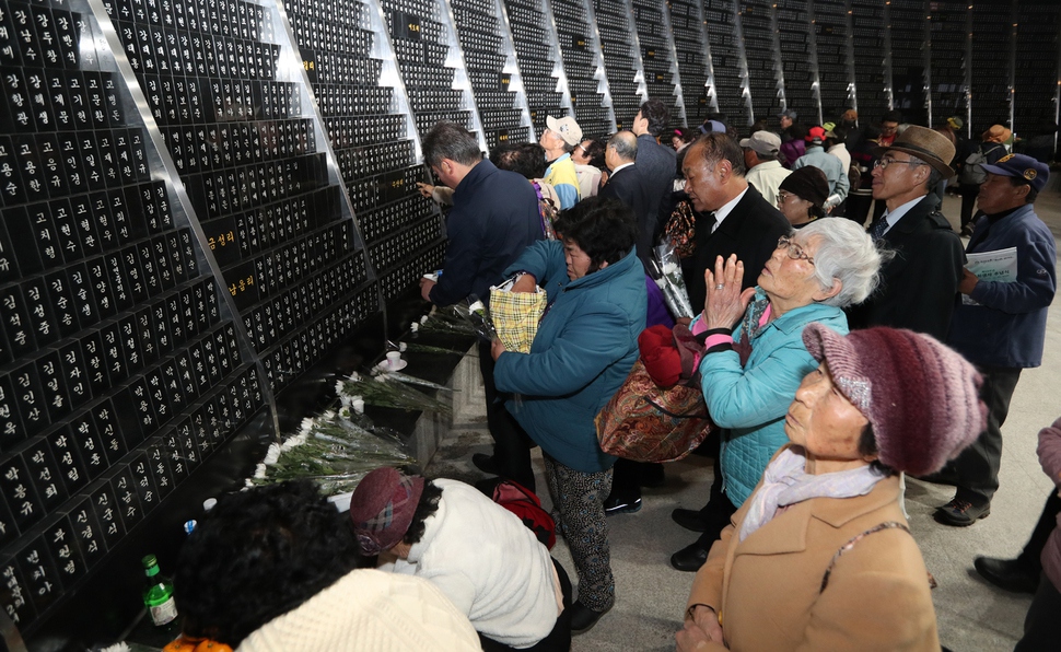 제69주년 제주4·3희생자추념식이 3일 오전 제주시 봉개동 제주4·3평화공원에서 열린 가운데 유족들이 공원 안 위패봉안소에 모신 희생자들의 위패를 둘러보고 있다.