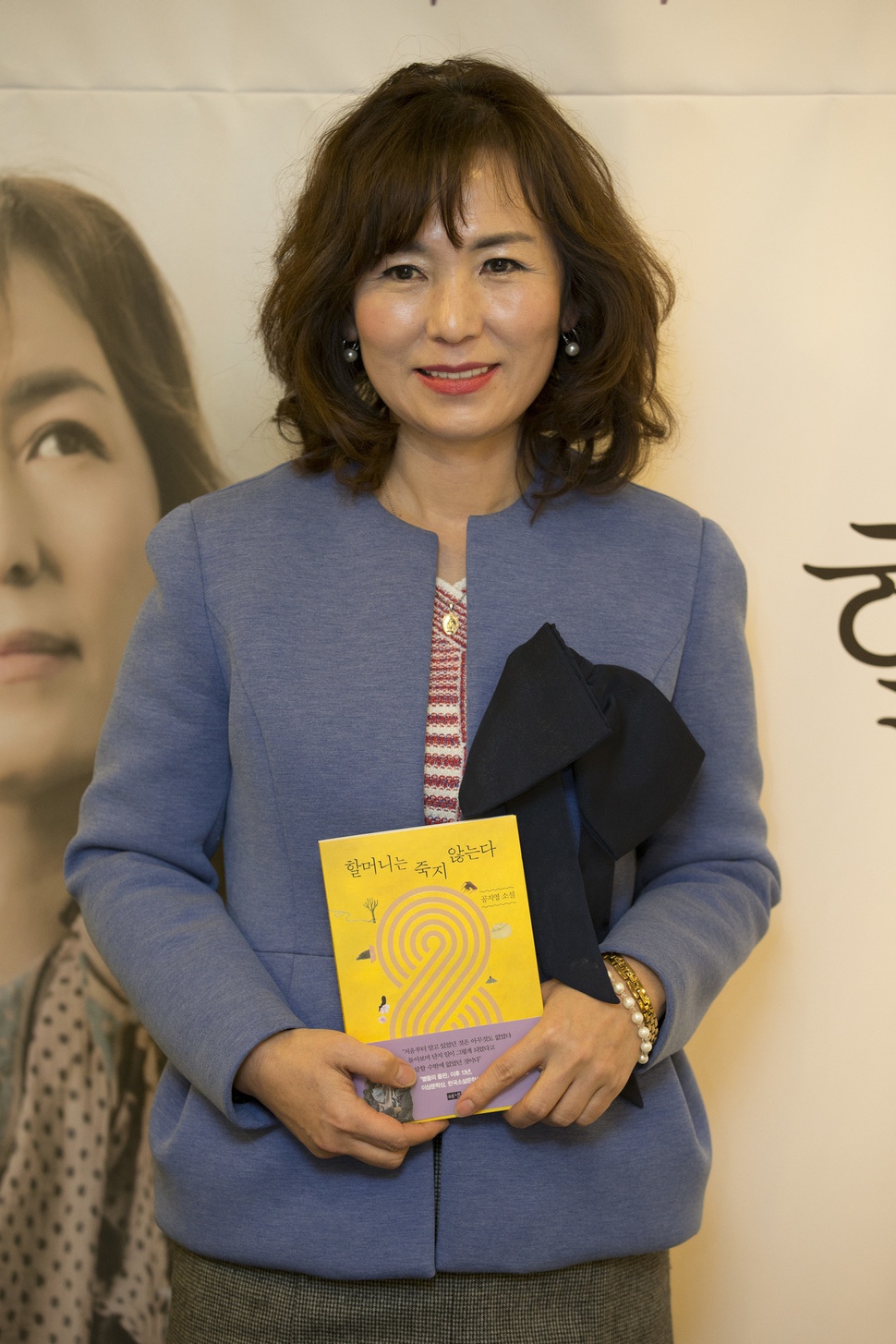 소설집 <할머니는 죽지 않는다>를 낸 공지영 소설가가 3일 오전 서울 중구 프레스센터 18층 외신기자클럽에서 새 책과 관련해 열린 기자간담회에 앞서 기념사진을 찍고 있다.  김성광 기자 flysg2@hani.co.kr
