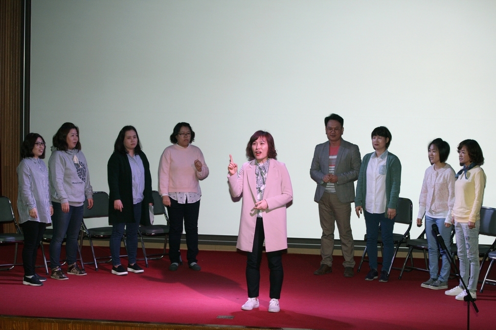 3일 강원도교육청 대강당에서 열린 학부모 연극 ‘우리 아이, 함께 키워요’에서 문용희(가운데)씨가 초등학교 5학년 딸에게 1학년 동생을 돌보라고 맡긴 워킹맘의 심경 등을 연기하고 있다.