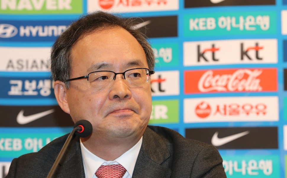 이용수 대한축구협회 기술위원장이 3일 파주 축구대표팀트레이닝센터(NFC)에서 울리 슈틸리케 감독의 유임을 발표한 뒤 기자들의 질문을 듣고 있다. 파주/연합뉴스