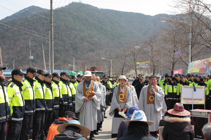 지난달 29일 경북 성주군 초전면 소성리 회관 앞 도로에서 원불교 교무 등이 기도를 하고 있다. 뒤쪽으로 지질조사 장비를 실은 트럭이 서있다. 성주/김일우 기자 cooly@hani.co.kr