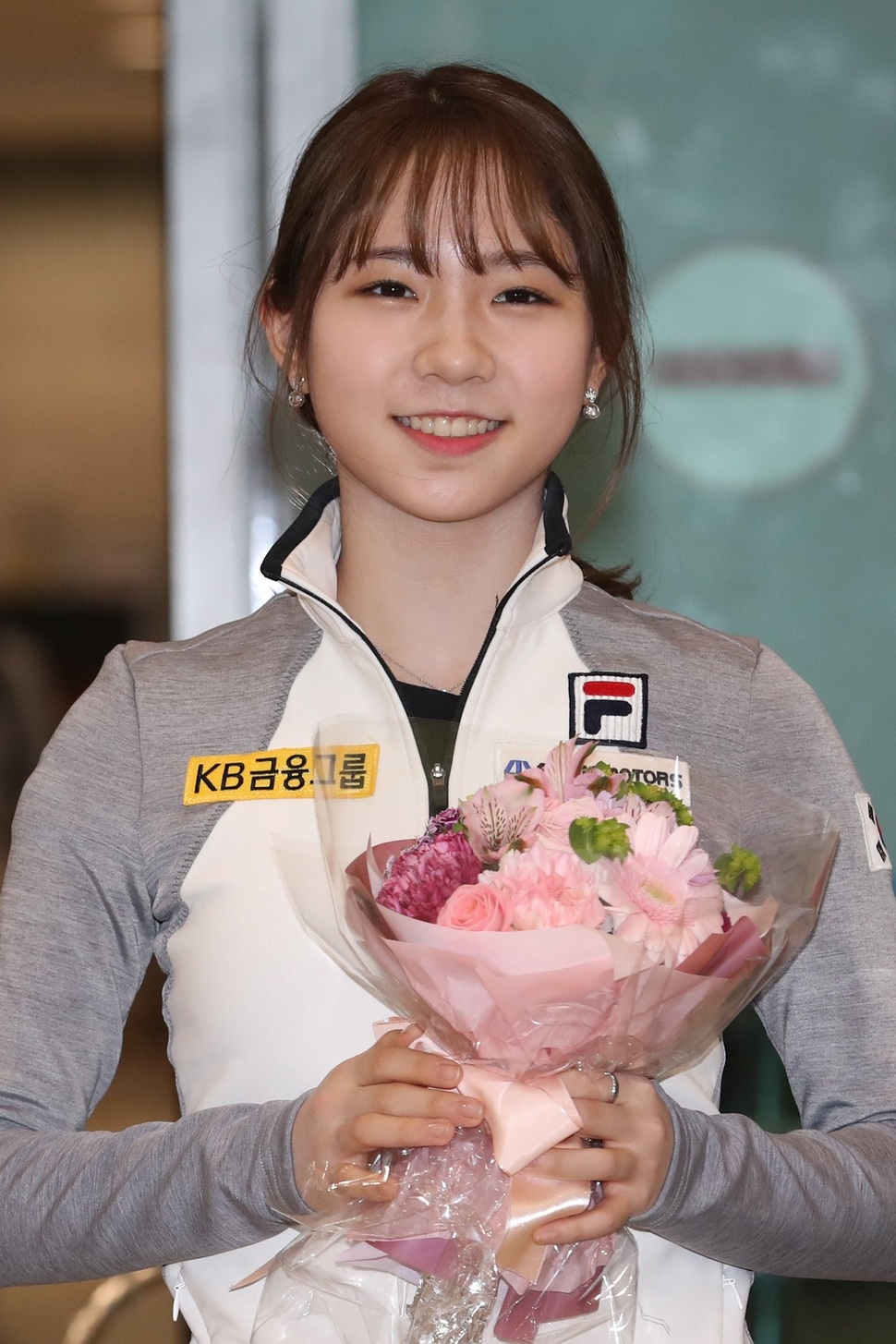 2018 평창동계올림픽 출전권 두 장을 따 온 한국 피겨의 자존심 최다빈이 4일 오전 인천공항을 통해 귀국한 뒤 환하게 웃고 있다. 인천공항/연합뉴스