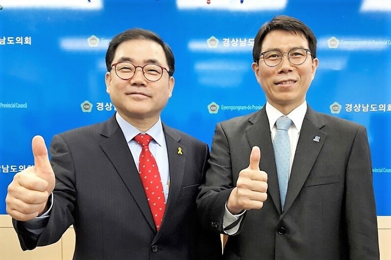 더불어민주당의 허성무 전 경남도 정무부지사(왼쪽)와 정영훈 경남도당 위원장이 4일 경남도의회 브리핑룸에서 각각 경남도지사 보궐선거 출마선언을 한 뒤 한 자리에 서서 선전을 다짐하고 있다.
