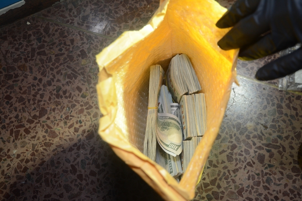 지난달 7일 성균관대 자연과학캠퍼스 생명과학부 사물함에서 발견된 억대의 현금 돈뭉치. 한달 가까이 수사를 이어온 경찰은 이 돈이 법조 구명 로비로 수감돼 재판 중인 최유정 변호사와 연관됐을 가능성을 열어 놓고 수사 중이다. 수원중부경찰서 제공