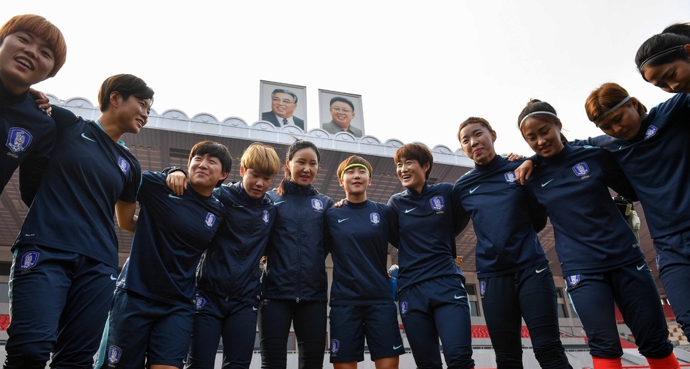 한국 여자축구대표팀 선수들이 4일 평양 김일성경기장에서 열린 첫 공식 훈련에서 밝은 표정으로 선전을 다짐하고 있다. 평양/사진공동취재단