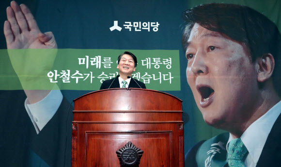 안철수 국민의당 대선후보가 5일 오전 국회에서 기자간담회를 열고 있다. 연합뉴스