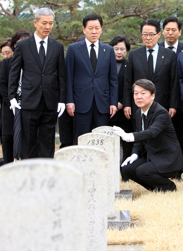 국민의당 안철수 대선후보가 5일 오전 서울 동작구 국립서울현충원 일반사병 묘역을 방문, 묘비를 살펴보고 있다. 연합뉴스